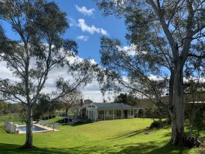 OBriens of Clare - Stylish Pet Friendly Vineyard Accommodation