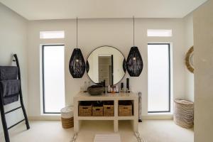 Villa Laut, Sumptuous 4BR Luxury Villa within Walking Distance to Seseh Beach