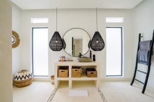 Villa Laut - 4BR Luxury Villa within Walking Distance to Seseh Beach