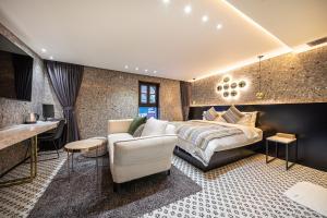 Phòng Đôi Loại Sang có Bồn Tắm (Deluxe Double Room with Bathtub)