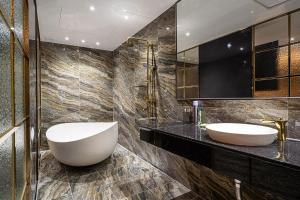 Phòng Đôi Loại Sang có Bồn Tắm (Deluxe Double Room with Bathtub)