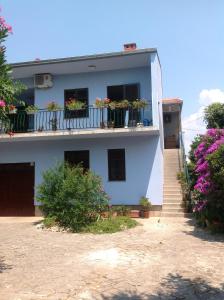 Apartment in villa, private pool, big garden, close to sea and Old Zadar town