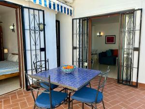 Casa con terraza y hermoso jardín comunal