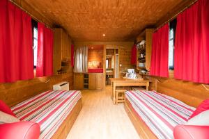 Campings Roulottes et Cabanes de Saint Cerice : photos des chambres