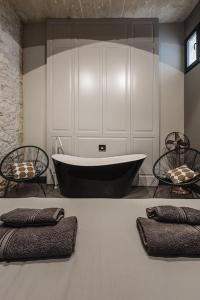 Rabat l.o. MDINA-Designer House THE BEDROOM-TUB