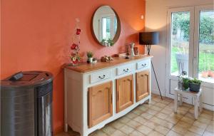 Maisons de vacances Gorgeous Home In Plouay With Wifi : photos des chambres