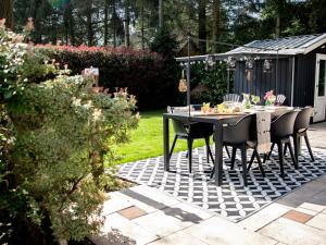 StayatSas Julia stijlvol ingericht, kindvriendelijk, in het bos, hondje mag mee, parkeren op oprit