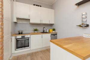 Stylish Blue Apartament with Balcony and Parking Żoliborz by Renters