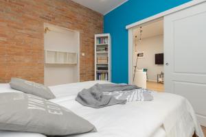 Stylish Blue Apartament with Balcony and Parking Żoliborz by Renters