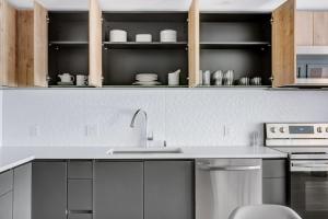 Downtown 1BR w Pool Gym WD nr Staples Center LAX-553