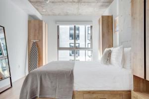 Downtown 1BR w Pool Gym WD nr Staples Center LAX-553