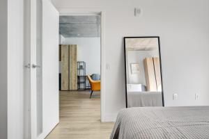 Downtown 1BR w Pool Gym WD nr Staples Center LAX-553