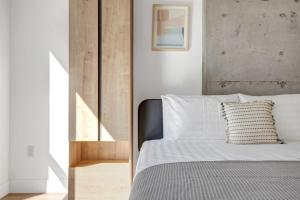 Downtown 1BR w Pool Gym WD nr Staples Center LAX-553