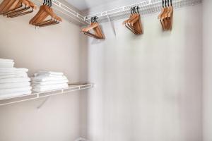 Walnut Creek 1BR w Pool Gym WD nr BART SFO-1040