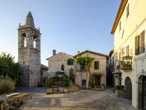 Casa Della Torre In Borgo Medievale