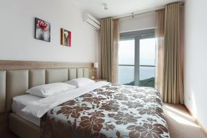 Top-hill stunning view 2 bdr apt with swimming pool