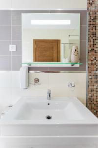 Top-hill stunning view 2 bdr apt with swimming pool