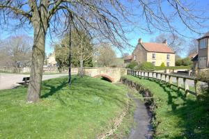 The Snug at Ruston, Cosy Dog Friendly Cottage