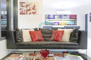 ZenLux: 4BR Bayview Mansion Infinity Pool + Cinema