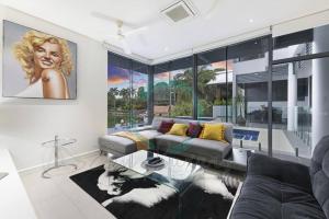 ZenLux: 4BR Bayview Mansion Infinity Pool + Cinema