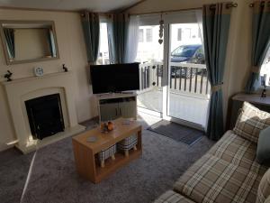 6 BERTH DELUXE CARAVAN PALM GROVE 42
