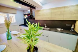 V&V LLORET-VILLA WILMA, casa adosada a 800m playa Fenals con aire acondicionado y piscina comunitaria con jardín