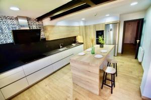 V&V LLORET-VILLA WILMA, casa adosada a 800m playa Fenals con aire acondicionado y piscina comunitaria con jardín