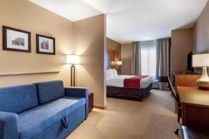 King Suite - Non-Smoking room in Comfort Suites Florence Shoals Area