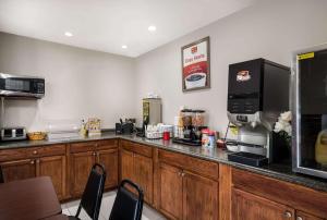 Econo Lodge Inn & Suites Canandaigua - Finger Lakes Area