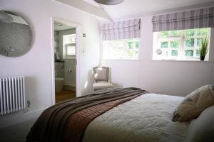 The Barn House - Swimming Pond,Jacuzzi,Chicks!