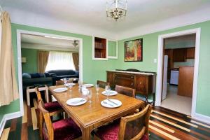 James Bay Inn Hotel, Suites & Cottage