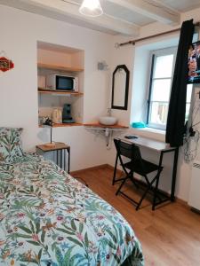 Sejours chez l'habitant Mini Garni Vendemiaire : Chambre Double avec Salle de Bains Privative