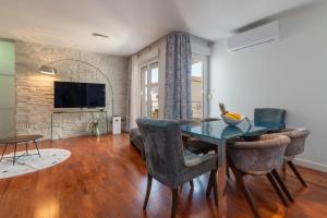 Three-Bedroom Apartment with Terrace and Sea View room in Apartments Liam