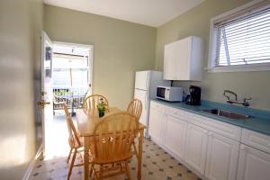 James Bay Inn Hotel, Suites & Cottage