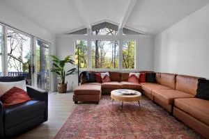 Cozy Retreat near Paris Mtn State Park Sleeps 12 - غرير