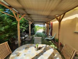 Ravissant T2, Cl 3 étoiles, 3 pers et 1 enf , 3 lits, parking et patio