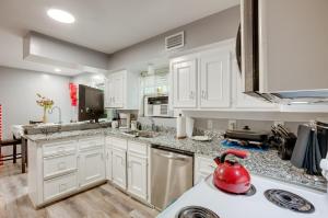 Sunny Willis Escape with Deck and Lake Access!