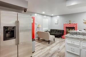 Sunny Willis Escape with Deck and Lake Access!