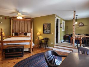 Queen Room - Birch Retreat room in Blackberry Inn