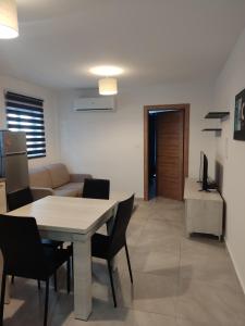 Salina Wharf, Block E, n.27 by Crysalex Houses