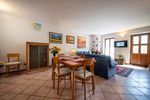 Apartment with bicycle storage in Dongo - Larihome A24