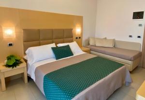Standard Triple Room room in Hotel Granada