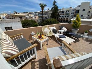 Residenza Rithymna Centro with a private roof terrace and hot tub