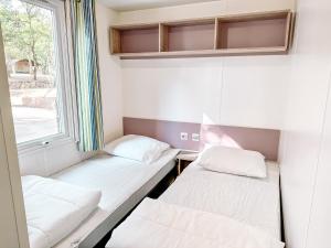 Campings 3 bedroom Chalets Camping Lei Suves - JoyCasa : photos des chambres
