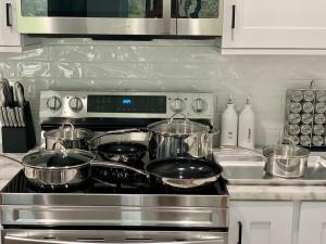 SW Florida Luxury Modern Retreat, King Bed Suite , Close to Beaches Golfing Fishing Air Ports , 2023 Built