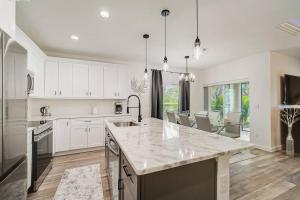 SW Florida Luxury Modern Retreat, King Bed Suite , Close to Beaches Golfing Fishing Air Ports , 2023 Built