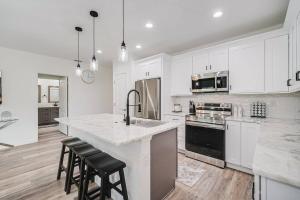 SW Florida Luxury Modern Retreat, King Bed Suite , Close to Beaches Golfing Fishing Air Ports , 2023 Built