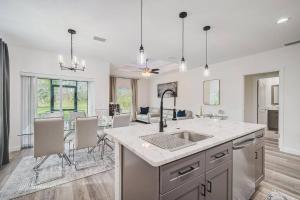 SW Florida Luxury Modern Retreat, King Bed Suite , Close to Beaches Golfing Fishing Air Ports , 2023 Built