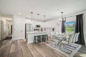 SW Florida Luxury Modern Retreat, King Bed Suite , Close to Beaches Golfing Fishing Air Ports , 2023 Built