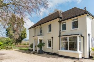 Burleigh House by Bloom Stays